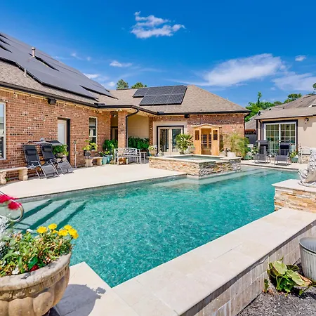 Spacious Spring Family Home With Full Kitchen And Pool